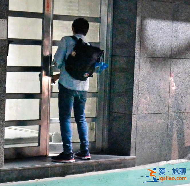 49岁台湾女星被曝新恋情，与成熟男子亲密逛街疑似已同居