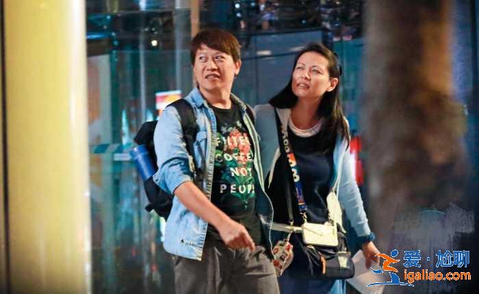 49岁台湾女星被曝新恋情，与成熟男子亲密逛街疑似已同居