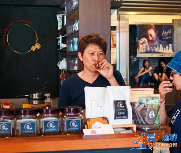 49岁台湾女星被曝新恋情，与成熟男子亲密逛街疑似已同居