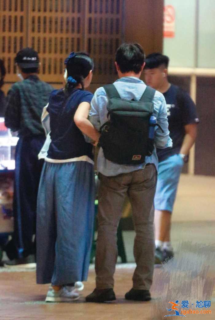 49岁台湾女星被曝新恋情，与成熟男子亲密逛街疑似已同居