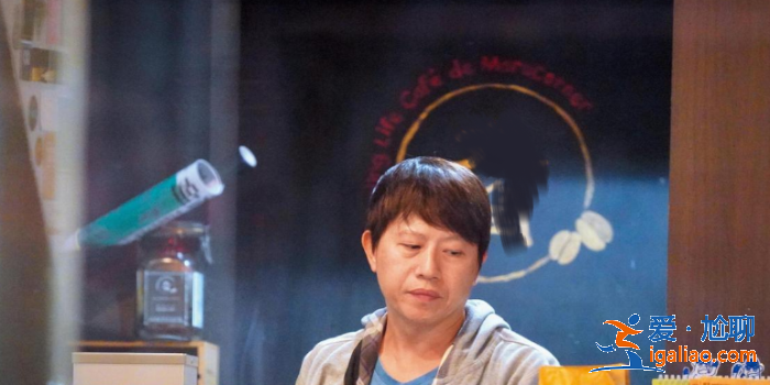 49岁台湾女星被曝新恋情，与成熟男子亲密逛街疑似已同居