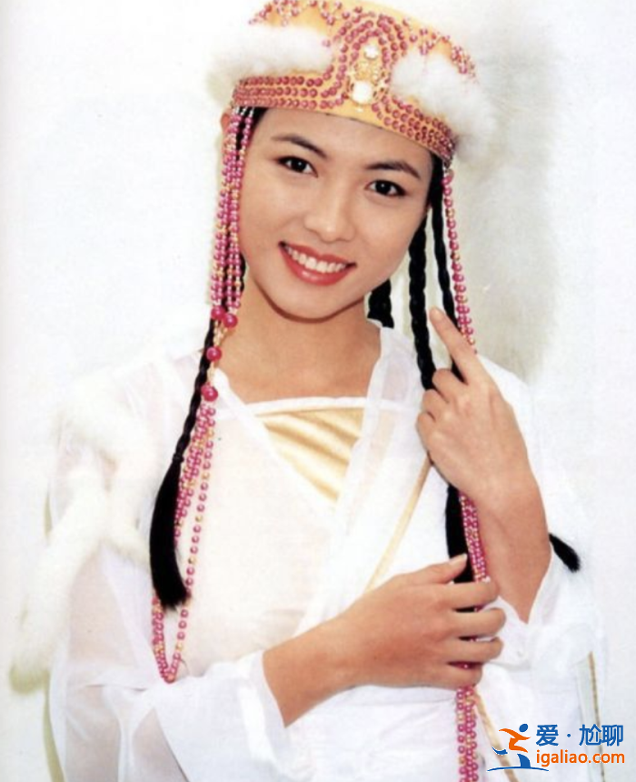 49岁知名女星新恋情曝光？两度离婚后恋小10岁老板，电梯热情拥吻