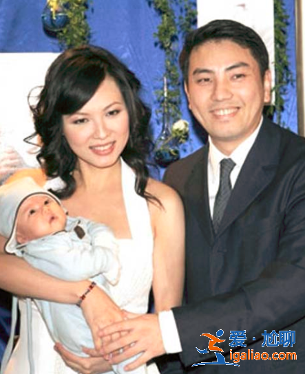 49岁知名女星新恋情曝光？两度离婚后恋小10岁老板，电梯热情拥吻