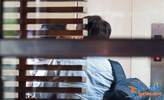 49岁知名女星新恋情曝光？两度离婚后恋小10岁老板，电梯热情拥吻