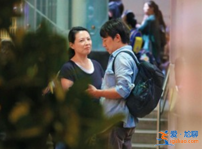 49岁知名女星新恋情曝光？两度离婚后恋小10岁老板，电梯热情拥吻