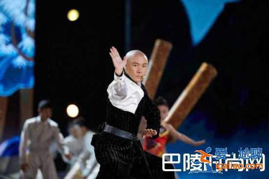 张卫健主持北京国际电影节 演唱歌曲《真英雄》获点赞？