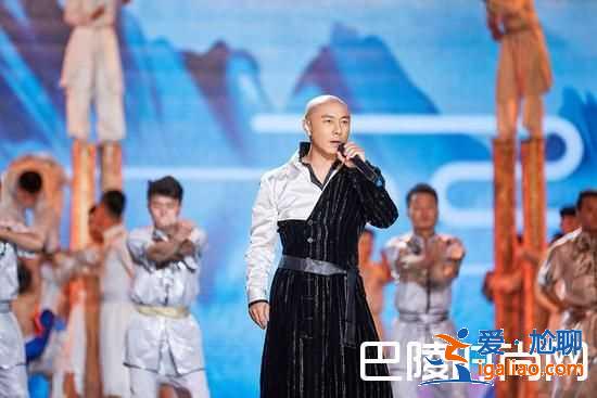 张卫健主持北京国际电影节 演唱歌曲《真英雄》获点赞？