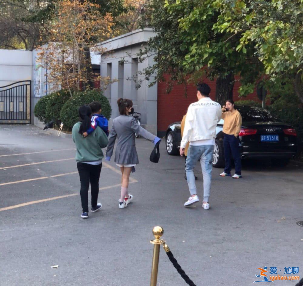 张嘉倪同老公买超同逛特卖会，引发网友疑问：明星也买打折货？