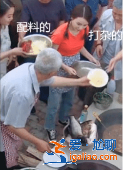 赵本山排场有多大？看他炖鱼照片曝光，打下手的围一大圈