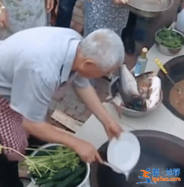 赵本山排场有多大？看他炖鱼照片曝光，打下手的围一大圈