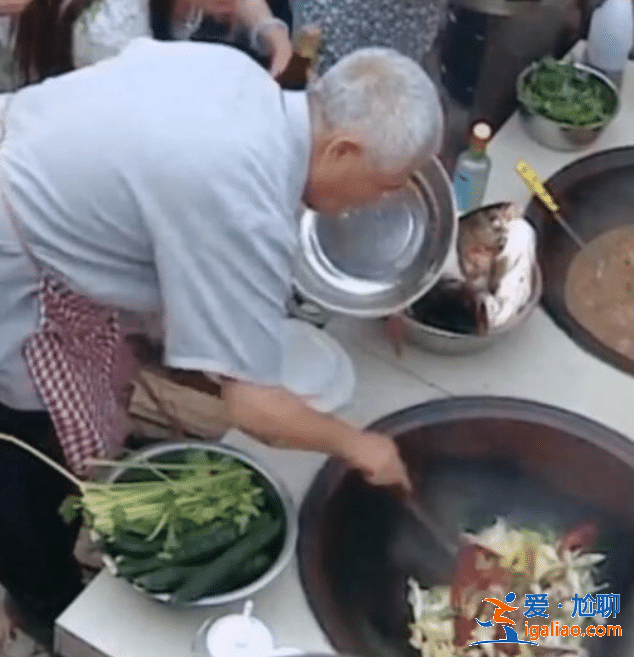 赵本山排场有多大？看他炖鱼照片曝光，打下手的围一大圈