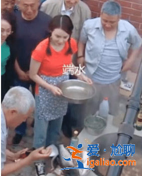 赵本山排场有多大？看他炖鱼照片曝光，打下手的围一大圈