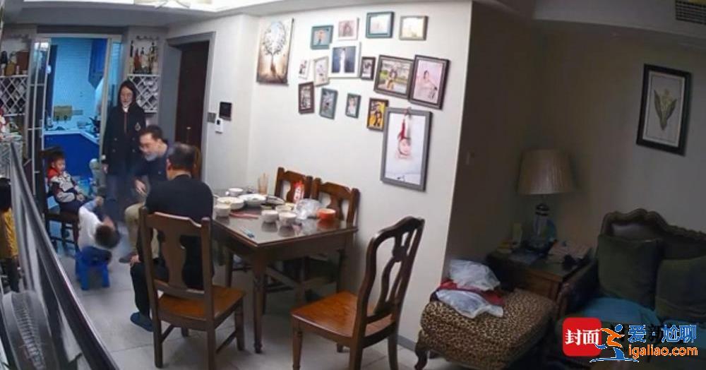 鲁某突然扇倒小孩 老人举椅砸人冲突升级？