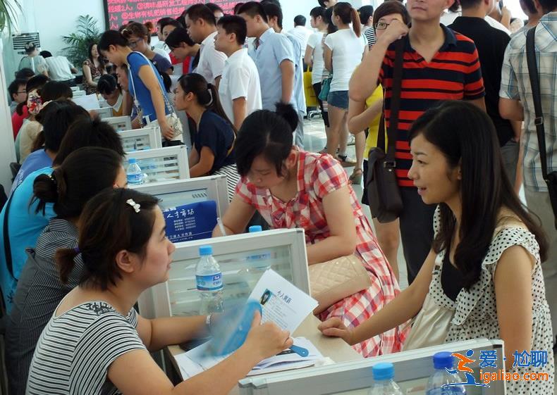 女子简历被面试官撕毁 公司回应本意只是想要销毁？