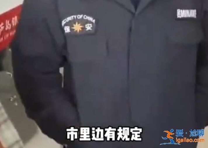 银行以防疫为名让客户淋雨排队 大厅有空座但不让客户进入？