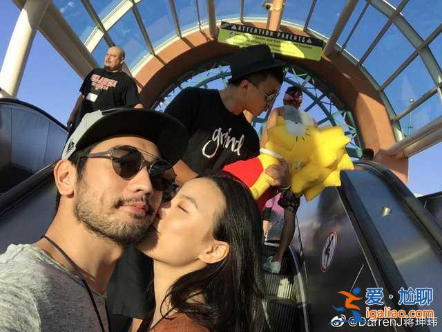 高以翔“头七仪式”下午1时举行,女友随高以翔父母现身面容憔悴 高以翔“头七仪式”下午1时举行,女友随高以翔父母现身面容憔悴