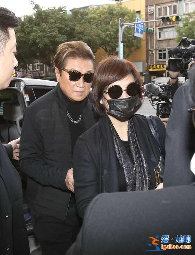 高以翔“头七仪式”下午1时举行,女友随高以翔父母现身面容憔悴 高以翔“头七仪式”下午1时举行,女友随高以翔父母现身面容憔悴