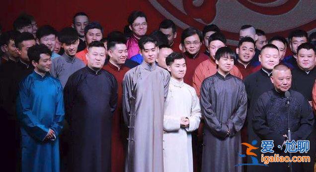 国家一级演员,14次登春晚却抛下冯巩息影从政,今从"师叔"变"跟班"