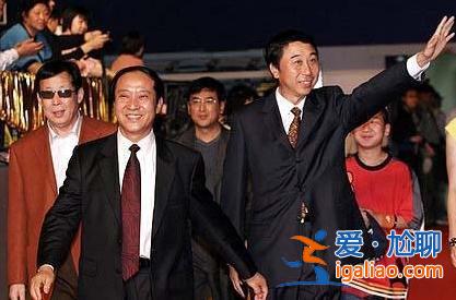 国家一级演员,14次登春晚却抛下冯巩息影从政,今从"师叔"变"跟班"