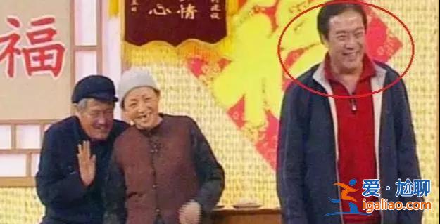 国家一级演员,14次登春晚却抛下冯巩息影从政,今从"师叔"变"跟班"