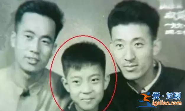 国家一级演员,14次登春晚却抛下冯巩息影从政,今从"师叔"变"跟班"