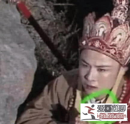 笑出猪叫的穿帮镜头，抗日剧狙击手打完枪之后，用杨树林补妆？