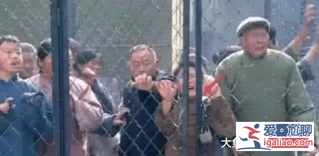 笑出猪叫的穿帮镜头，抗日剧狙击手打完枪之后，用杨树林补妆？