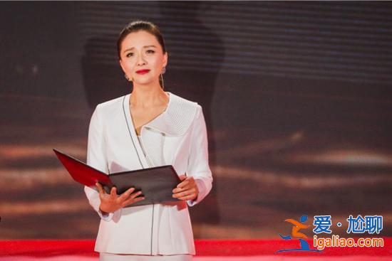 孙茜参加《奋进新时代礼赞奋斗者》音乐诗歌朗诵会，白色套装干净大气