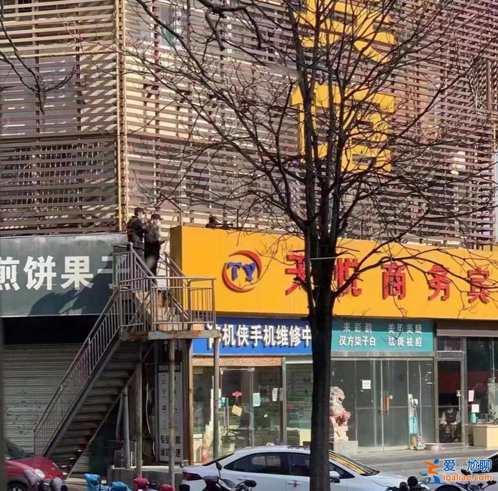 狙击手离银行不足百米远？