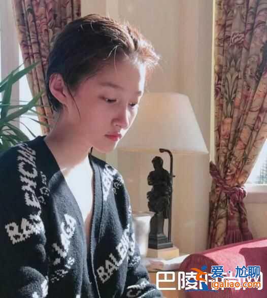 关晓彤浴后素颜自拍照曝光 网友关注的却是胸？
