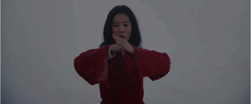 《花木兰》新片段曝光 刘亦菲马背上翻跟头英姿飒爽