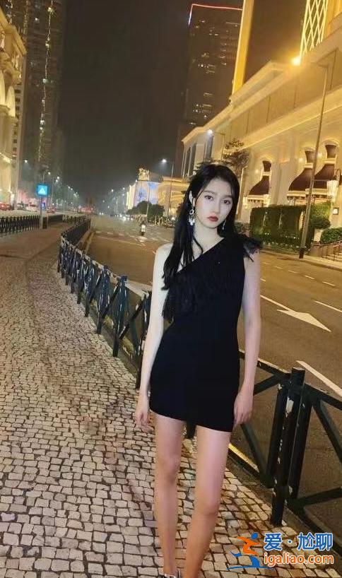 关晓彤深夜晒“清凉照”，当她抬起胳膊那刻，顿时感觉凉飕飕