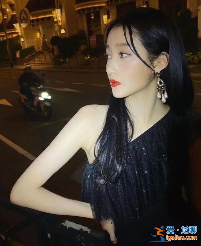 关晓彤深夜晒“清凉照”，当她抬起胳膊那刻，顿时感觉凉飕飕