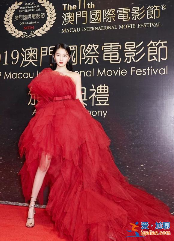 关晓彤深夜晒“清凉照”，当她抬起胳膊那刻，顿时感觉凉飕飕