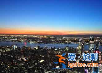 最拥挤城市的真实写照：挤到换乘火车都要在车厢上跳着换！？