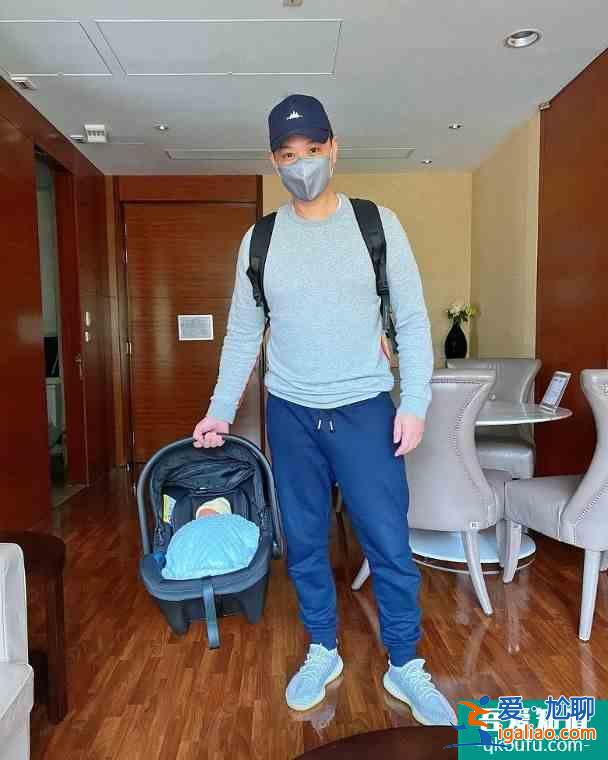 胡杏儿三胎生子 分享一家五口手掌合照？
