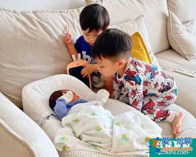 胡杏儿三胎生子 分享一家五口手掌合照？