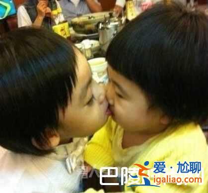 曹格微博爆照：女儿亲吻kimi 两小无猜？