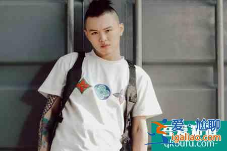 吉克隽逸被陌生男子拍肩尾随 张玮评论遭网友怒对？