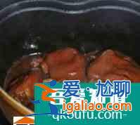 八大步骤教你红焖猪蹄做法？