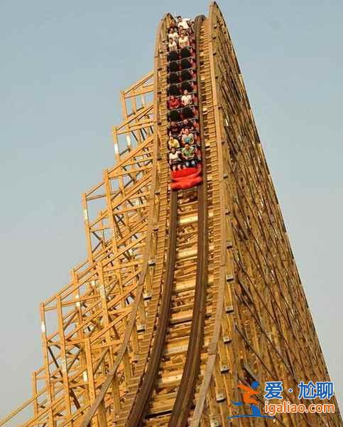 华东最大木质过山车建成，你敢尝试吗？？