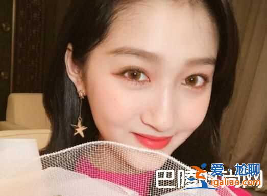 鹿晗女友关晓彤淡妆美瞳女人味十足 和粉丝拥抱合影超暖心？