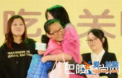 鹿晗女友关晓彤淡妆美瞳女人味十足 和粉丝拥抱合影超暖心？