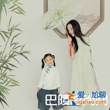贾乃亮李小璐为女儿庆生 甜馨挤眼卖萌越来越美长相随妈？