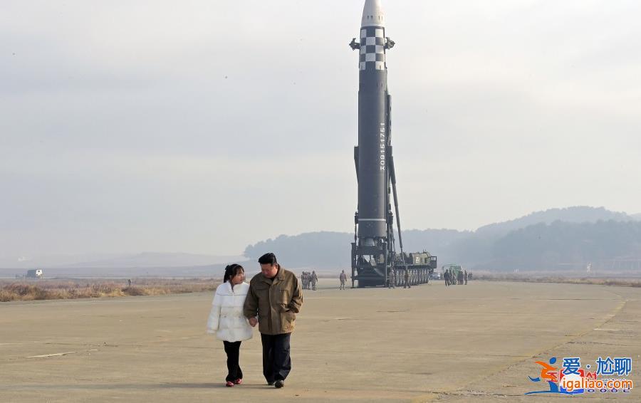 朝鲜试射新型洲际弹道导弹 金正恩携女儿首次公开亮相？