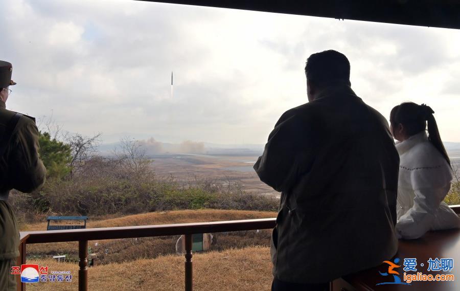 朝鲜试射新型洲际弹道导弹 金正恩携女儿首次公开亮相？