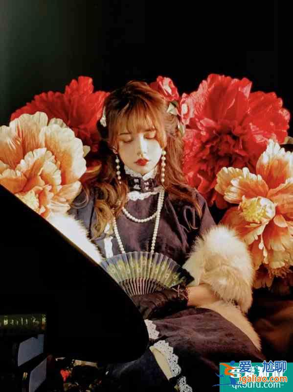 女明星候场绝了旗袍 真实人间富贵花？