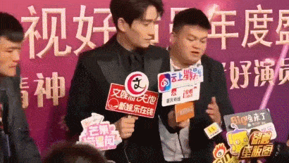 #被朋友强行安利的你#朱一龙获奖后台采访，被强行架走也不忘笑着安利！对它是真爱