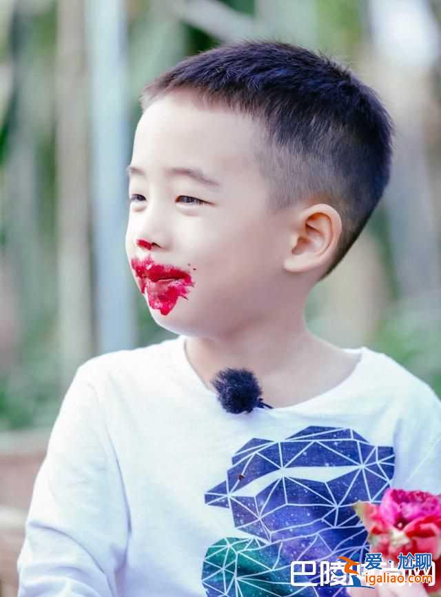 jasper中文名叫什么 jasper吃火龙果撞脸梁朝伟？