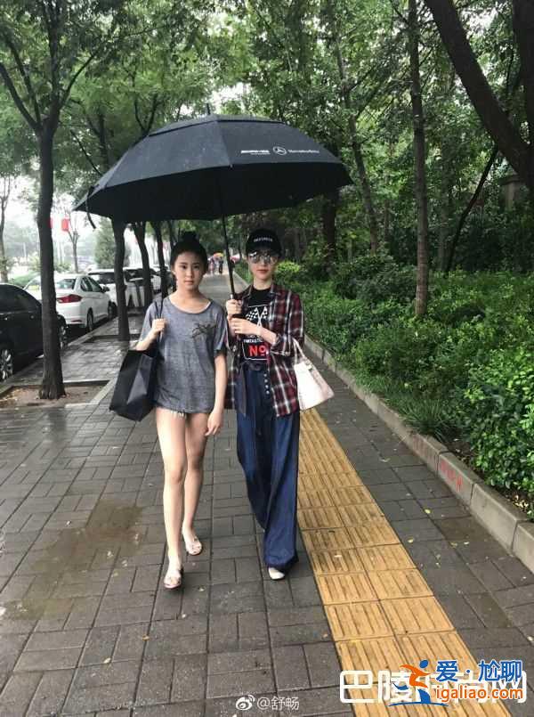 舒畅晒与侄女合照似姐妹花 侄女秀美腿抢镜？